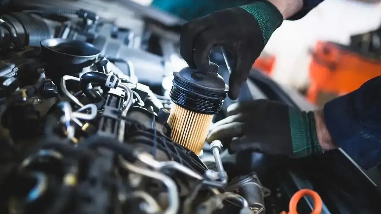 Mechanik wymienia filtr paliwa w silniku 1.6 HDI. Zapchany filtr paliwa 1.6 hdi objawy mogą być różne, np. spadek mocy.