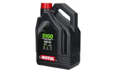 Czarny kanister z olejem Motul 5100 15W-50, przeznaczony do motocykli szosowych i terenowych. Idealne zastosowanie dla wymagających kierowców.