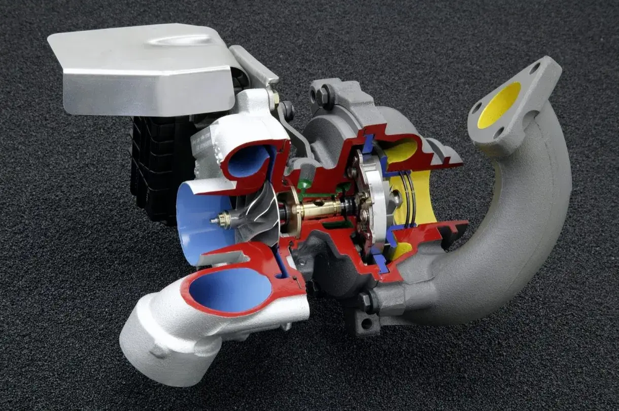 Przekrój turbosprężarki, ukazujący wirnik i wał. To serce, które daje mocy, tworząc turbo dziurę.