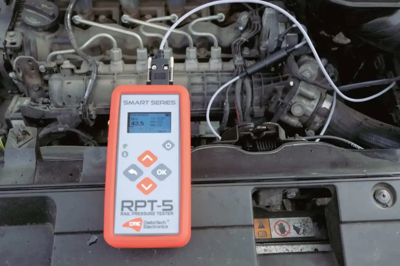Tester RPT-5 podłączony do silnika, pokazuje jak sprawdzić regulator ciśnienia paliwa.