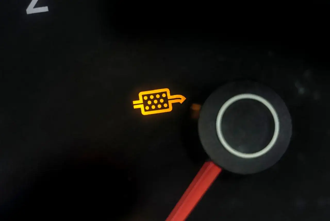 Kontrolka filtra cząstek stałych w Citroen C4. Ostrzega przed ryzykiem zapchania filtra.